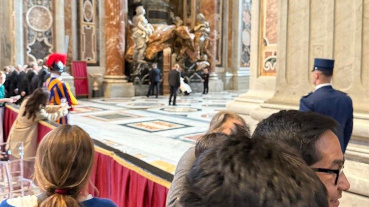 Papst Franziskus ist vor der Osternacht überraschend im Petersdom aufgetaucht