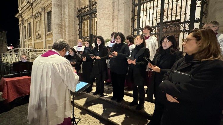 Il coro che accompagna la recita del Rosario