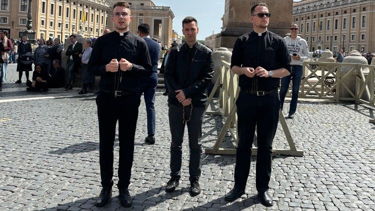 Na Placu było wiele osób duchownych