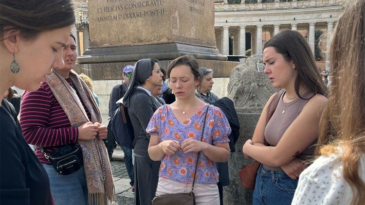 Wielu ludzi już w dzień spontanicznie modliło się za duszę śp. Franciszka