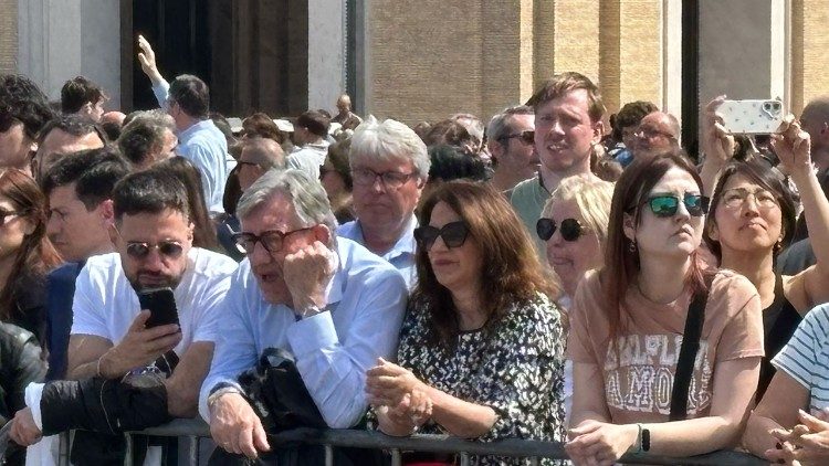 Przed Bazyliką św. Piotra trwał nastrój zadumy 