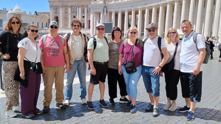 Pilger aus dem deutschsprachigen Raum auf dem Petersplatz, am Tag nach dem Tod von Papst Franziskus