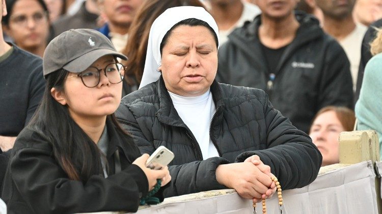 Różaniec za śp. Ojca Świętego Franciszka na Placu św. Piotra (ks. Marek Weresa)