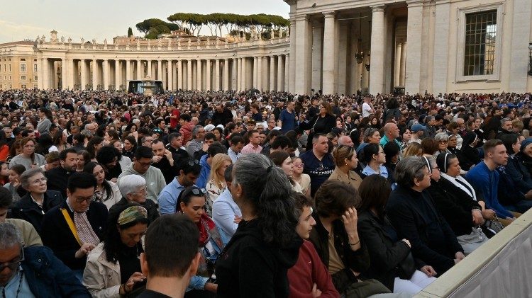 Różaniec za śp. Ojca Świętego Franciszka na Placu św. Piotra (ks. Marek Weresa)