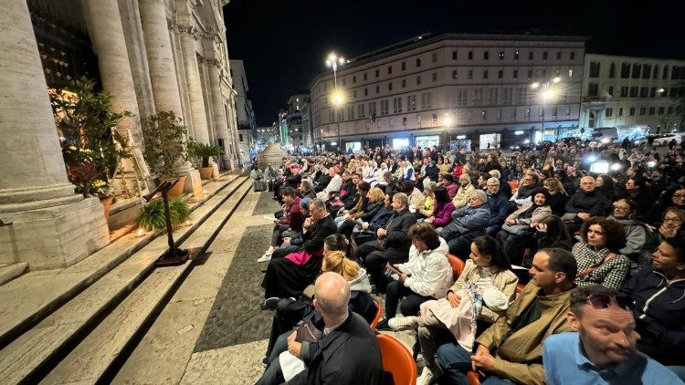   Los fieles reunidos en el atrio de Santa Maria Maggiore