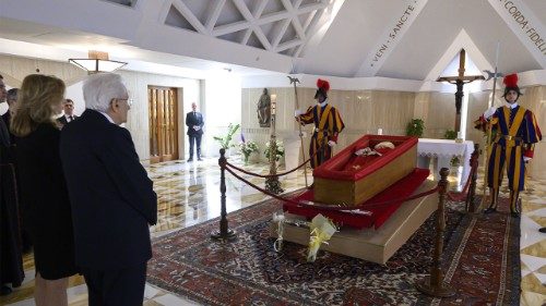 Mattarella a Santa Marta. La lettera del Papa nei giorni dell'operazione: le sono vicino
