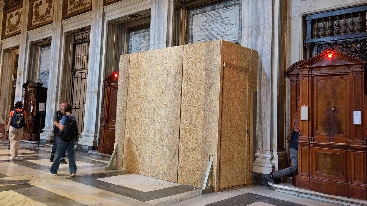 Подготовка погребальной ниши для Папы Франциска в соборе Санта-Мария-Маджоре