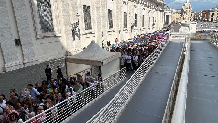 2025.04.23 Omaggio dei fedeli a Papa Francesco