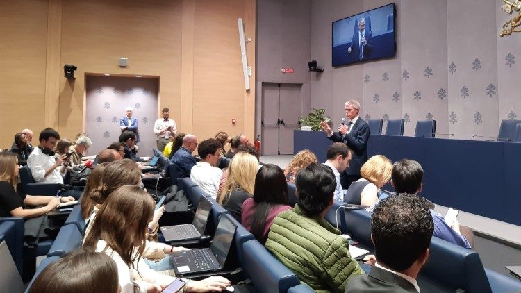 Tikšanās ar žurnālistiem Vatikāna preses zālē