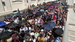 Viele Gläubige wollen dem aufgebahrten Papst im Petersdom noch einmal die Ehre erweisen