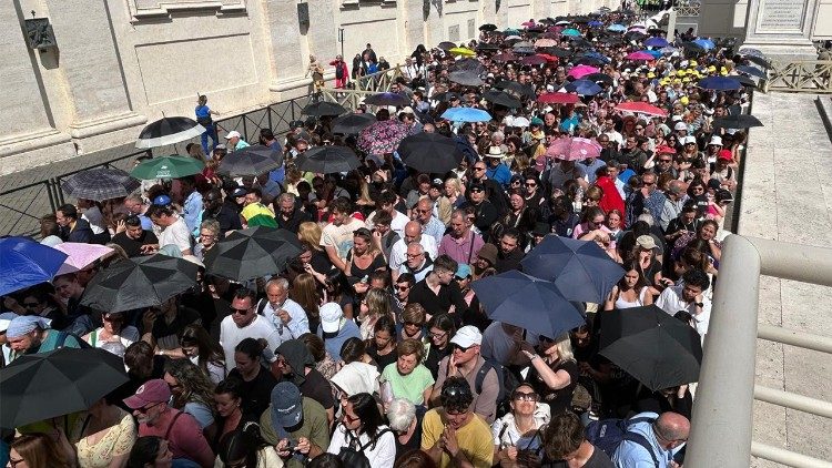 Viele Gläubige wollen dem aufgebahrten Papst im Petersdom noch einmal die Ehre erweisen