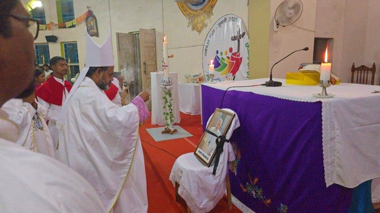 2025.04.23 डाल्टनगंज धर्मप्रांत के धर्माध्यक्ष थियोदोर मस्कारेनहास एस एफ एक्स ने मिस्सा समारोह का अनुष्ठान किया।