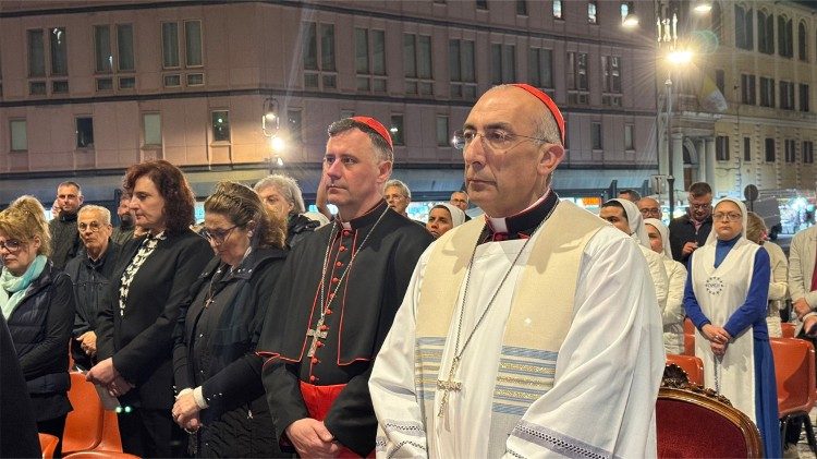 Reina bíboros vezette csütörtök este a rózsafüzér imádságot Ferenc pápa lelki üdvéért