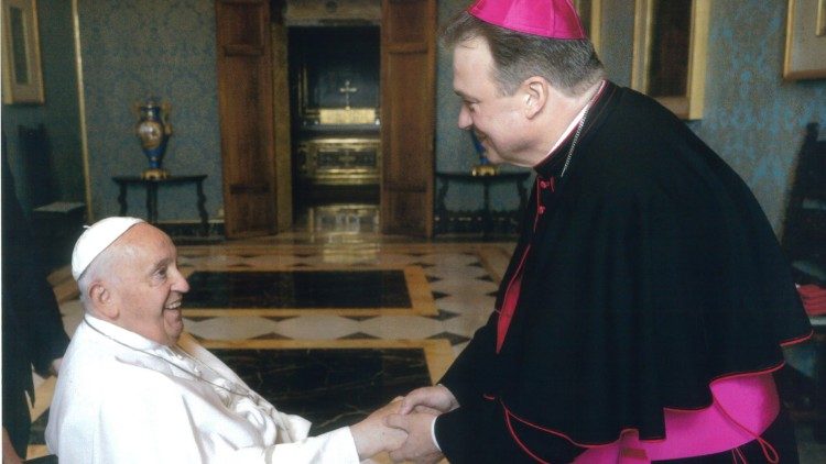 Uścisk dłoni papieża Franciszka i bp. Krzysztofa Nykiela