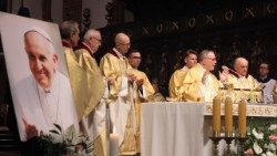 Modlitwa za śp. Papieża Franciszka w archikatedrze warszawskiej