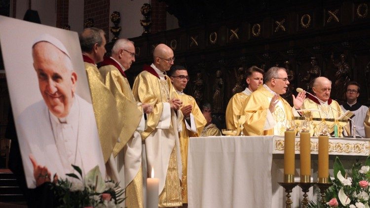 Modlitwa za śp. Papieża Franciszka w archikatedrze warszawskiej