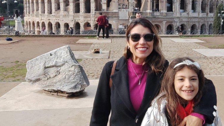 A guia de turismo Juliana com a filha Júlia que viveram a humanidade de Francisco no primeiro dia de velório