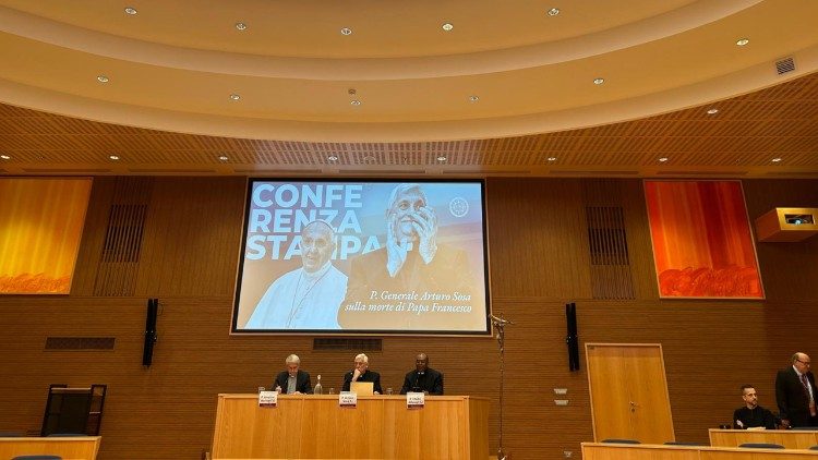 Na Cúria Geral dos Jesuítas, a coletiva de imprensa com o geral da Companhia de Jesus (Vatican Media)