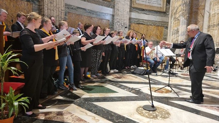 Der Regensburger Kirchenmusikdirektor Christian Dostal mit Chor und Orchester in Sankt Paul vor den Mauern  