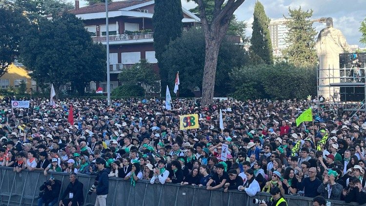 Udeleženci med bogoslužjem Pot luči