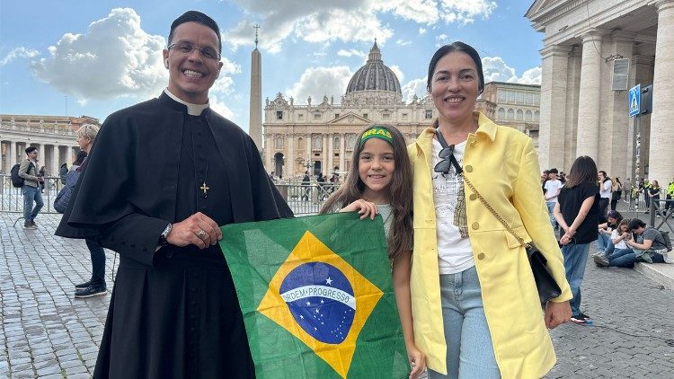 Representantes da Diocese de Guarulhos prestam sua homenagem ao Papa no Vaticano