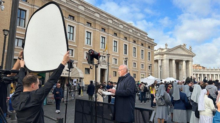 Un giornalista britannico si collega in diretta da piazza San Pietro