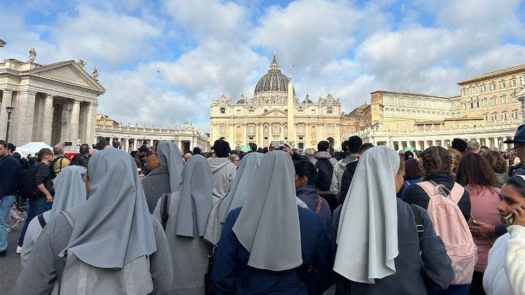 Un gruppo di religiose in piazza San Pietro
