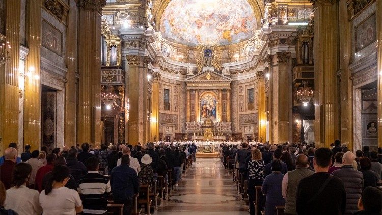 Des centaines de fidèles et Jésuites priant pour le repos de l'âme du pape François.