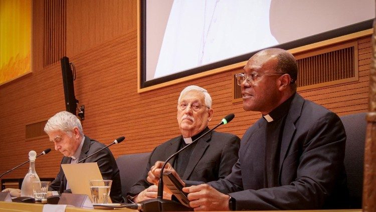 Entouré du directeur du service de communication de la Curie généralice, le père Afiawari Chukwuyenum, et du secrétaire de la Compagnie de Jésus, le père Antoine Kerhuel, le père Arturo Sosa, Supérieur Général de la Compagnie de Jésus.