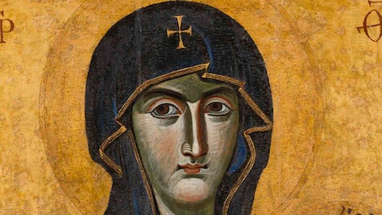 Maryja ma twarz owalną, jej oczy patrzą w dal