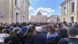 Tłumy ludzi gromadzą się od wczesnego poranka