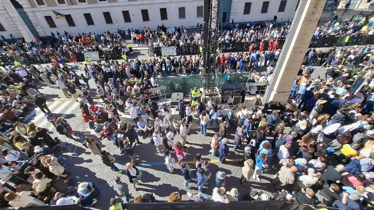 Cały czas napływały osoby na Via della Conciliazione