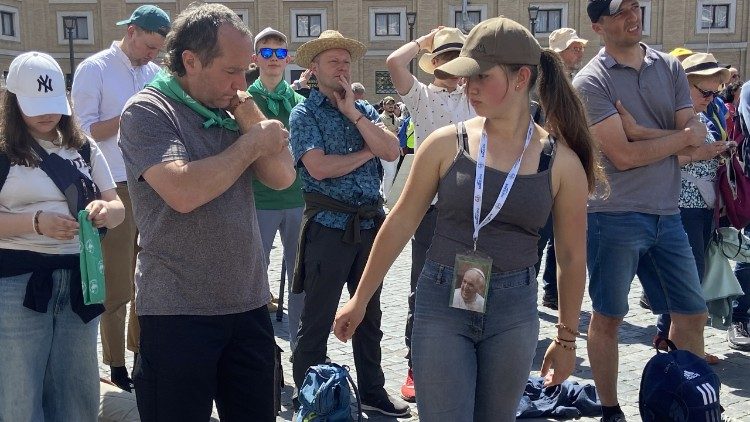 I giovani alla Messa esequiale 