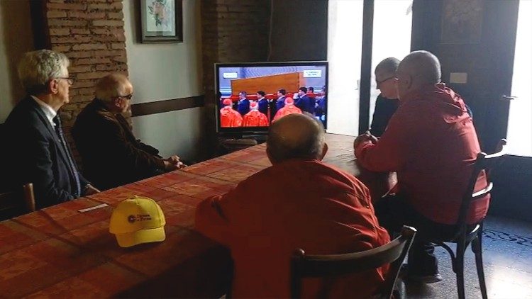 I poveri di Palazzo Migliori davanti alla tv