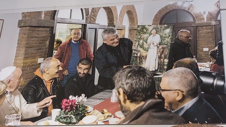 La foto ricorda la visita del Papa a Palazzo Migliori il 15 novembre 2019
