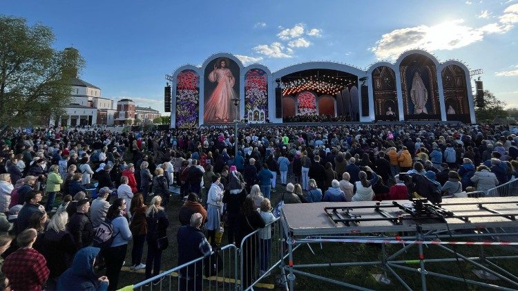 Tłumy w Krakowie, setki tysięcy przed telewizorami uczestniczyły w Symfonii Miłosierdzia