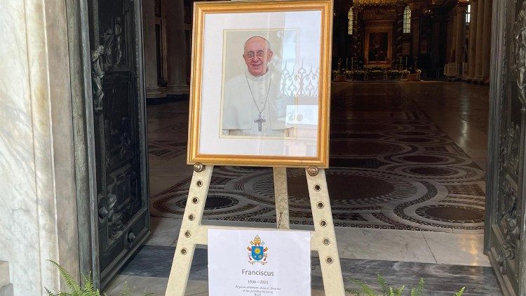 W drzwiach Bazyliki Matki Bożej Większej wystawiono portret Franciszka