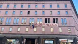 Przed Bazyliką Matki Bożej Większej wywieszono baner: Dziękujemy Franciszku