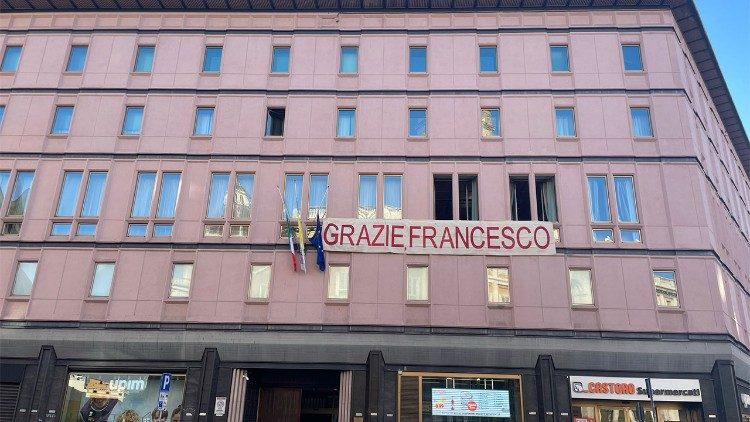 Przed Bazyliką Matki Bożej Większej wywieszono baner: Dziękujemy Franciszku