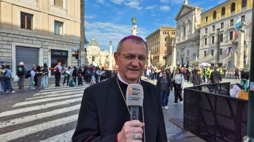 Abp Wojda modli się za ofiary wypadku polskiego autokaru