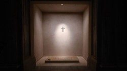 மறைந்த திருத்தந்தை பிரான்சிஸ் அவர்களின் எளிமையான கல்லறை 