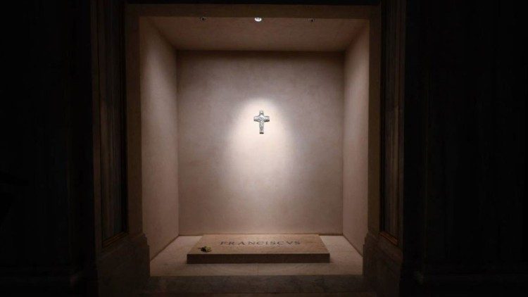 மறைந்த திருத்தந்தை பிரான்சிஸ் அவர்களின் எளிமையான கல்லறை 