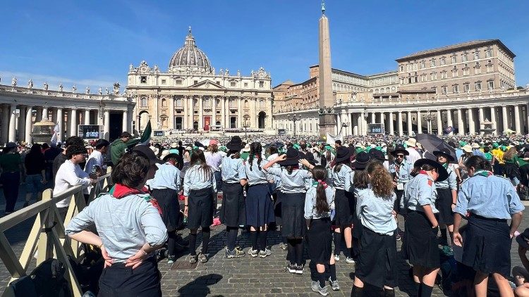 Young people participating in the second "Novemdiales" (nine days of mourning) on 27 April 2025
