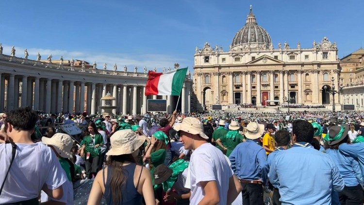 Adolescenti presenti alla seconda Messa dei Novendiali in suffragio di Papa Francesco
