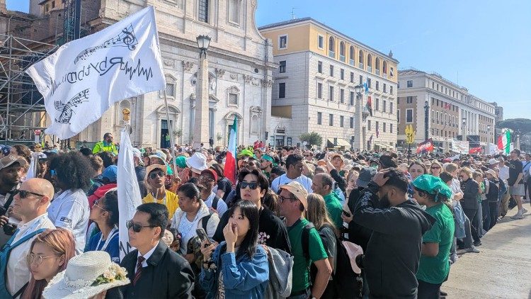 Thousands of teenagers at the second "Novemdiales" (nine days of mourning)