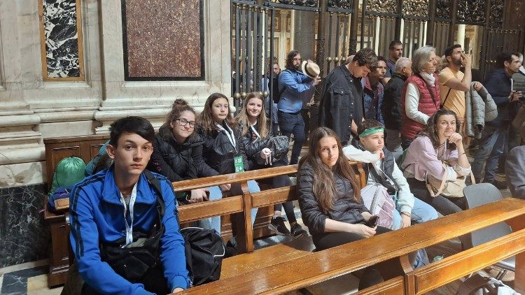 Младежи от Никополската епархия в базиликата "Свети Петър"