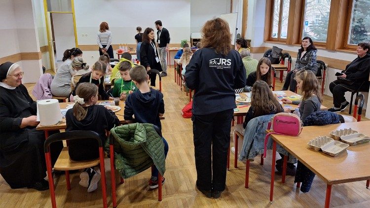 Djeca iz župne zajednice na Jordanovcu zajedno s djecom izbjeglicama na uskrsnoj radionici bojanja pisanica (foto: Isusovačka služba za izbjeglice - JRS)