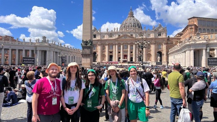 Valentina (no centro da foto) com o grupo de adolescentes que veio do norte da Itália