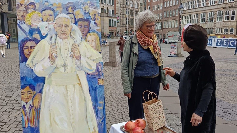 2025.04.28 Marietta Armena ricorda con una sua tela (BUON PASTORE) il compianto Papa Francesco nel centro della Città di Bremen (Germania)