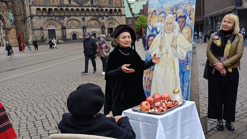 2025.04.28 Marietta Armena ricorda con una sua tela (BUON PASTORE) il compianto Papa Francesco nel centro della Città di Bremen (Germania)